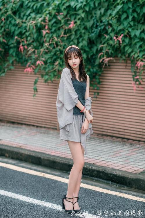 路人街拍，小姐姐笑的好美啊，一袭黑色的长裙，显得很优雅