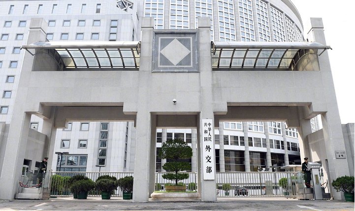  中方：新疆双语教育遭美方指责 中方：很多国家教英语，怎么没人