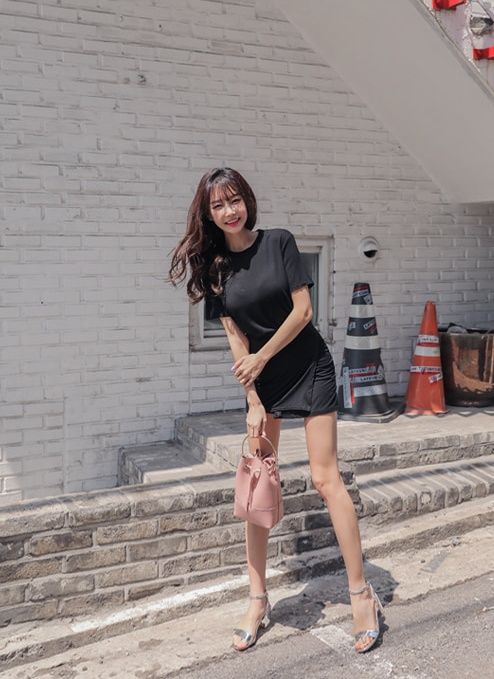 街拍黑色短裙气质美女，拥有迷人的笑容！