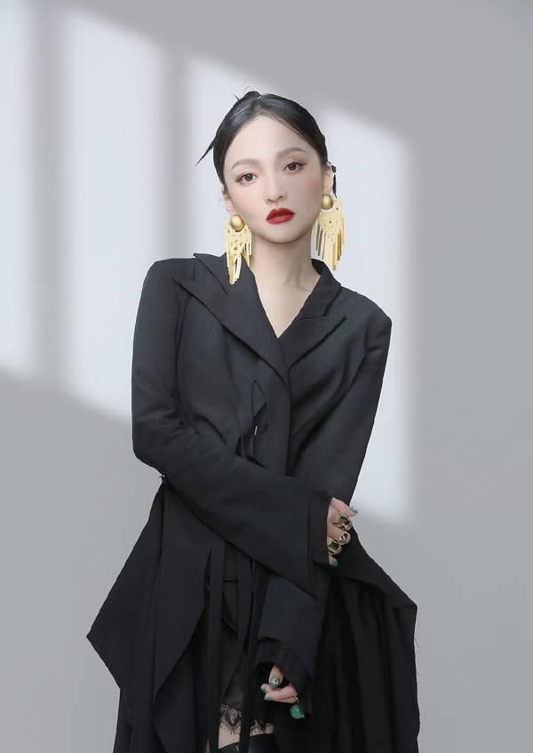  「乞丐」张韶涵为了美真拼，戴超大耳饰耳朵摇摇欲坠，风衣剪成了乞丐服