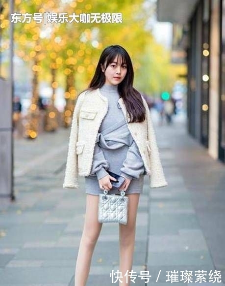  『风采』街拍：丹唇外朗的美女，一条浅蓝色连衣裙外搭白色外套，风采迷人