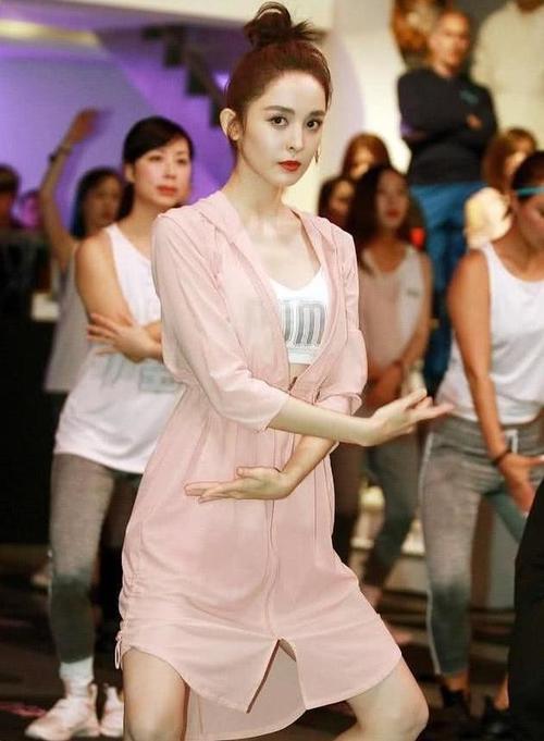 古力娜扎身穿粉色连衣裙做扎马步，性感迷人的锁骨让人挪不开眼