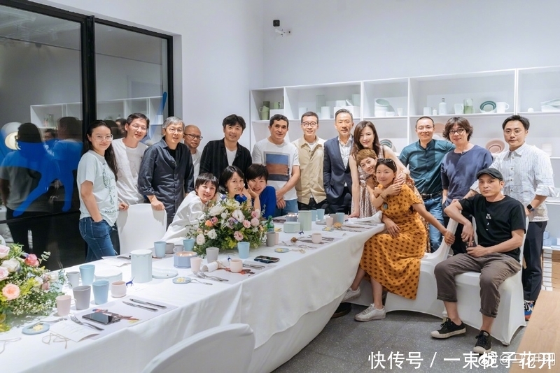 【气质】马伊琍打扮精致和闺蜜聚会,涂橘红色口红站边上,颜值气质双在线