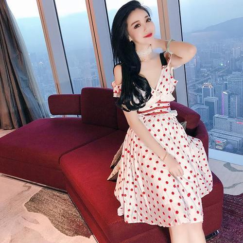 合适的礼服裙轻松赢得众人的倾慕，精致感，不俗气的美