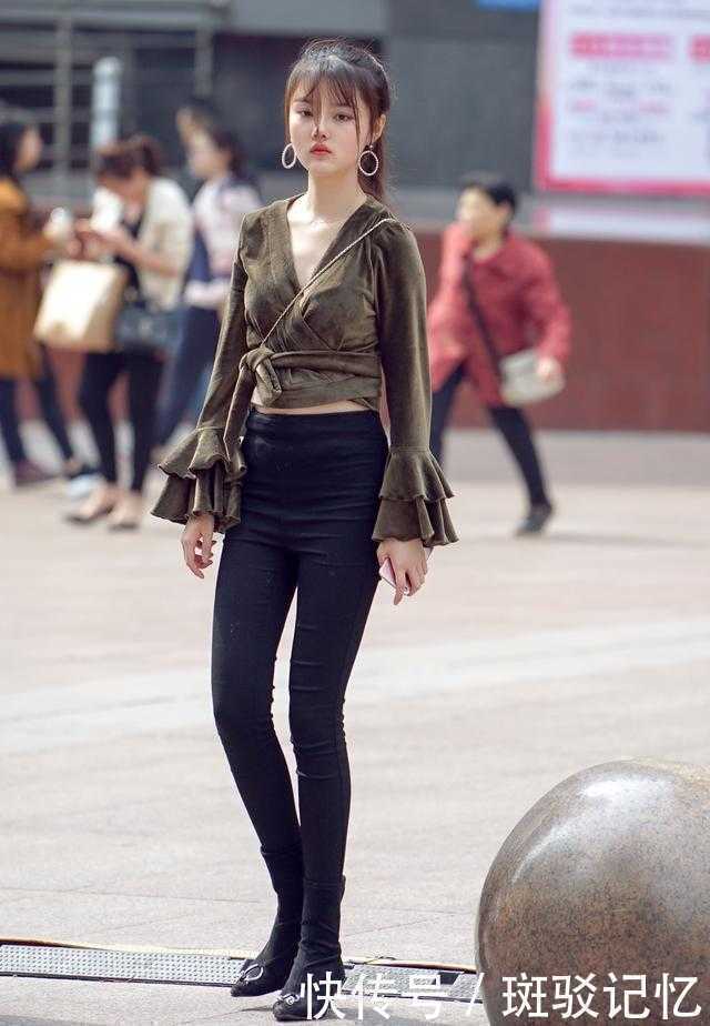 街拍：图一小脸的小姐姐好身材，呆萌的表情太可爱了！小美女一枚