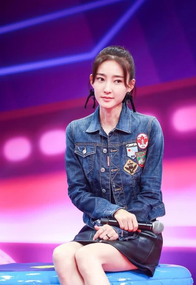 「王丽坤」王丽坤穿牛仔外套配皮质半身裙录节目,更高级有气质