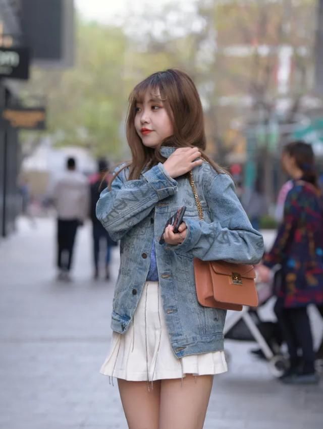 【微胖】微胖的小姐姐超可爱,牛仔衣搭配百褶短裙,时尚又靓丽