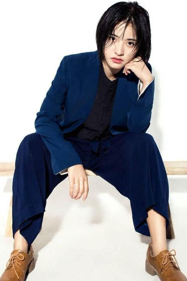 沈月穿蕾丝裙现身, 撑不起来真尴尬, 网友: 身高是硬伤!