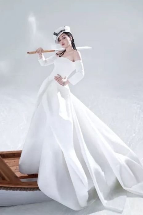 舒淇太厉害了！仅穿了一块绸缎就现身活动，网友：身材好就是任性