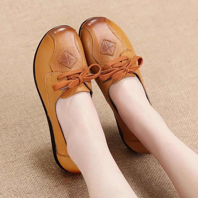 55岁妈妈还穿高跟鞋？换上今年流行这些妈妈鞋，舒适好穿又透气