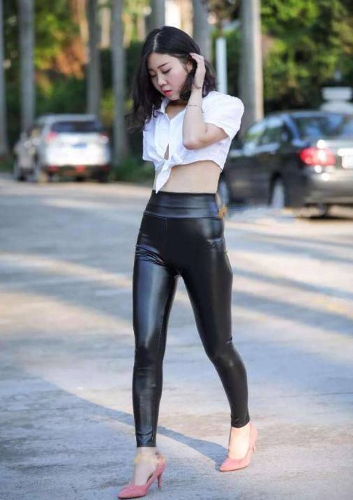 街拍身材高挑的辣妈穿紧身皮裤，身材彰显了美女的气质！