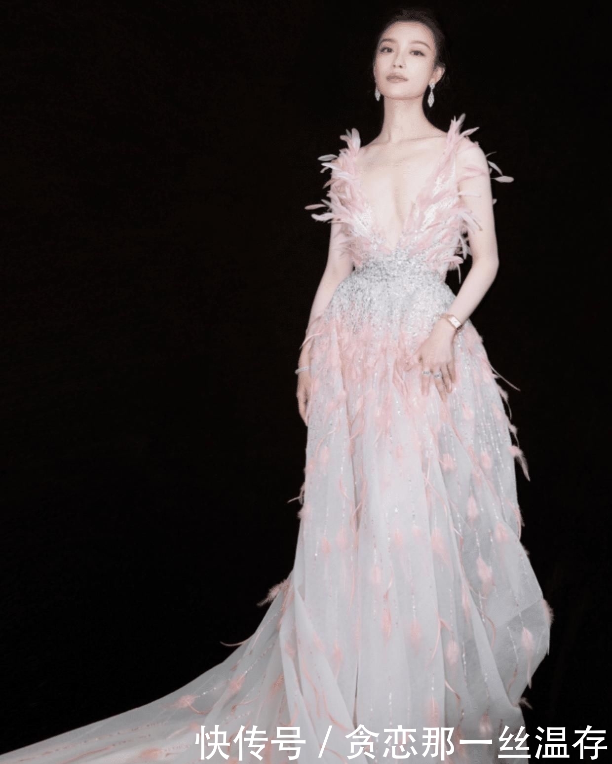 「 金色」穿金色抹胸连衣裙开叉到大腿根,这身材真令人羡慕,被倪妮美到了