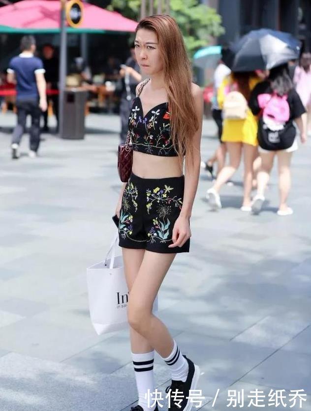 [ 短袖]挡不住小姐姐的性感身材，有味道，街拍：黑色的宽松版短袖