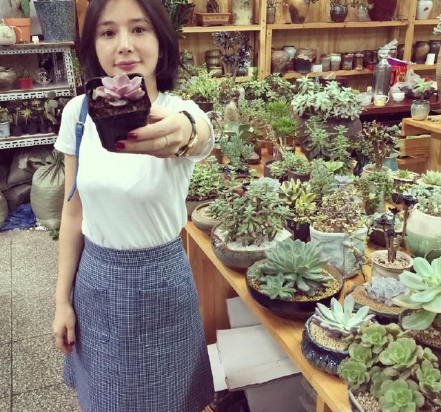 熊乃身穿西服外套+直筒裤现身，简单大方，网友:包包太丑了!