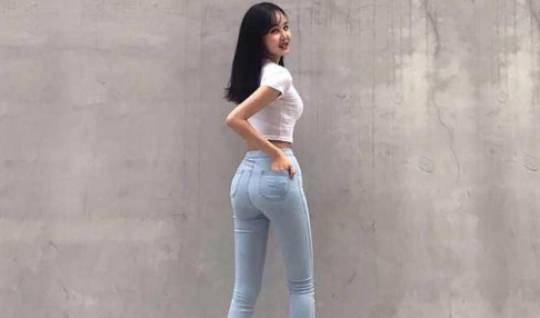 街拍：夏季简单的牛仔裤，让女性展现窈窕的曲线与优雅！