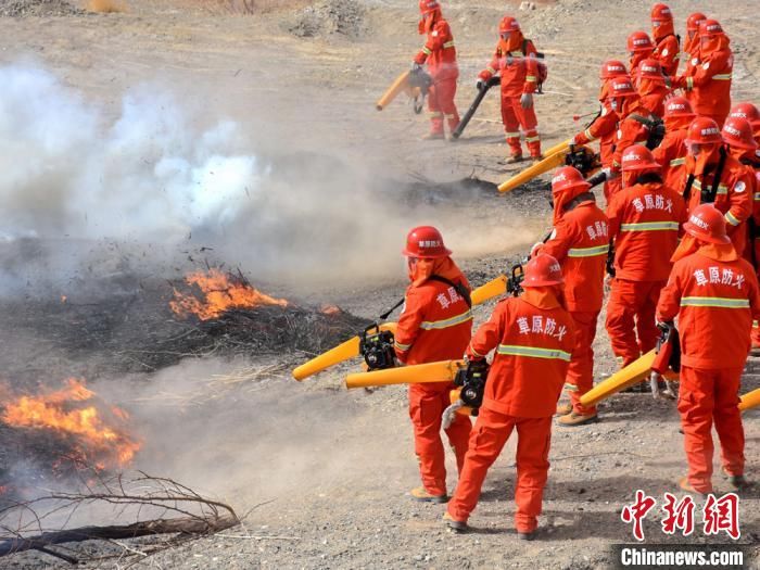  『甘肃酒泉消防供图』甘肃酒泉森林草原灭火演练：改变单一流水模式 提升战斗力