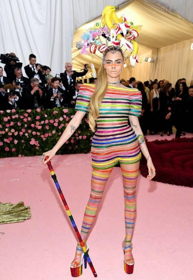  『超模卡抽』CaraDelevingne代言Dior珠宝，不愧是卡抽，帅与性感平衡得刚好！