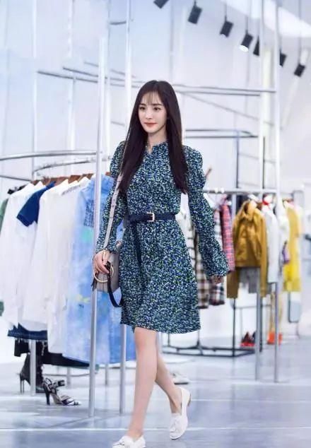 杨幂穿回18岁,皮裙外面套个牛仔裙,网友:她的时尚真难懂!