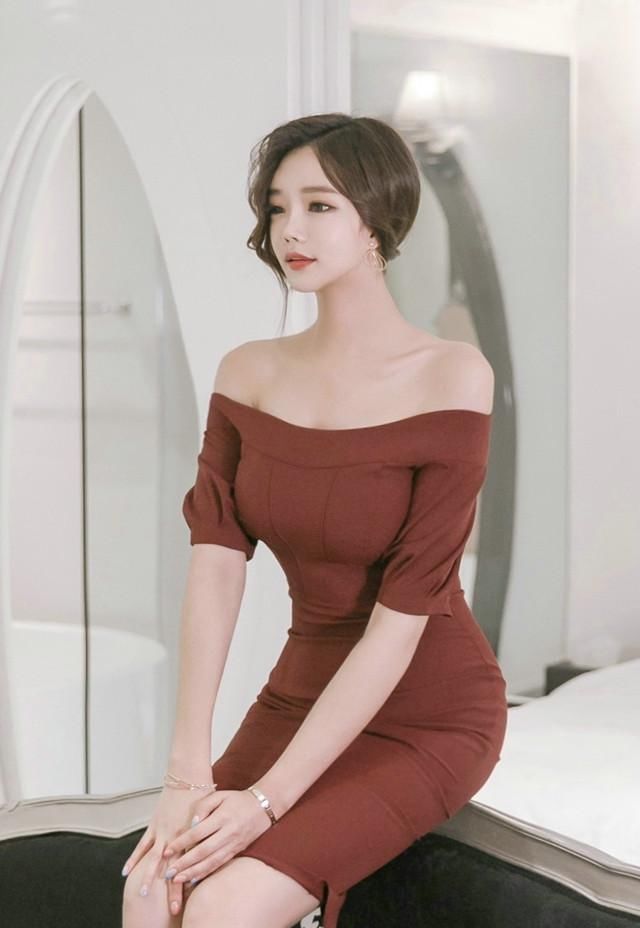 一字肩紧身裙,勾勒的曲线太紧,名副其实的小“腰”精