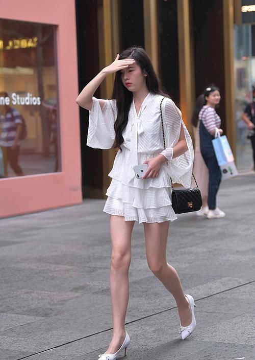  『拥有』女神潮范儿美搭！街拍美女：拥有一双大长腿，才是好身材的标配！
