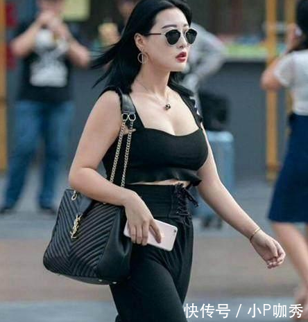 街拍：性感明艳婀娜多姿的小姐姐，穿着靓丽花枝招展楚楚动人！