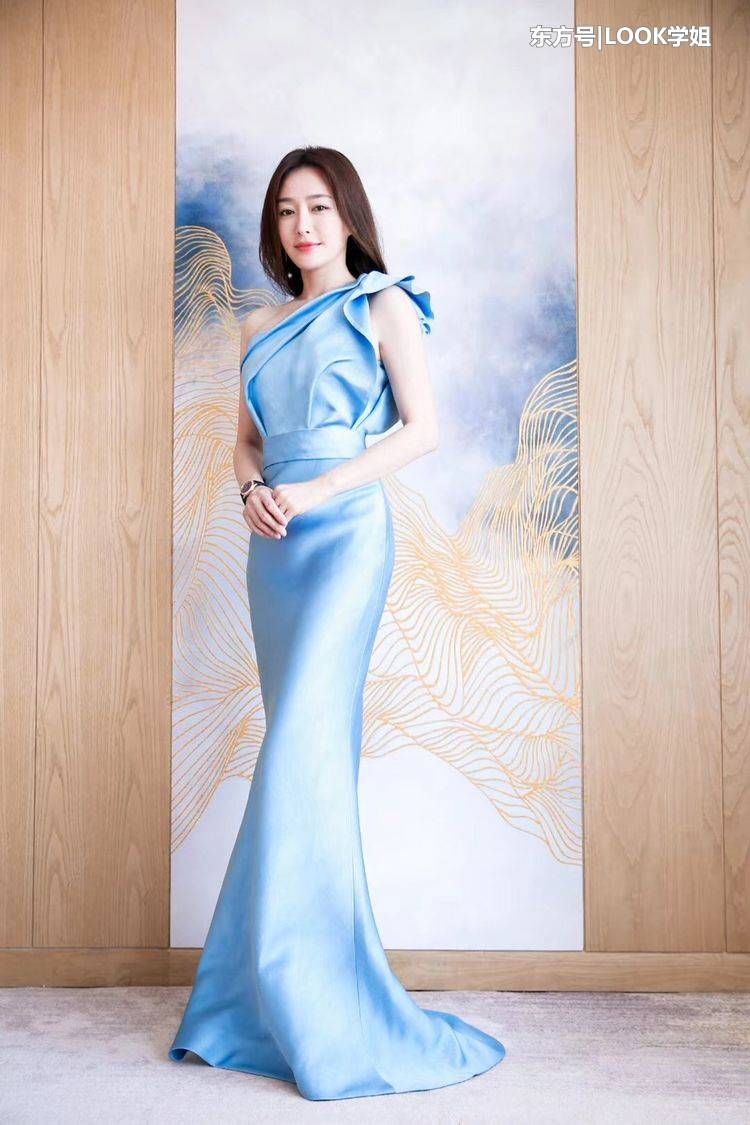 37岁秦岚娇嫩欲滴，露肩裙女人味爆棚，网友:黄晓明咋想的