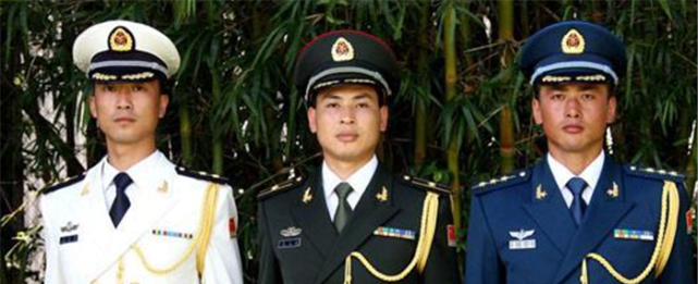 军装上“挂绳”是干什么用的？很多人都不知道，看完恍然大悟