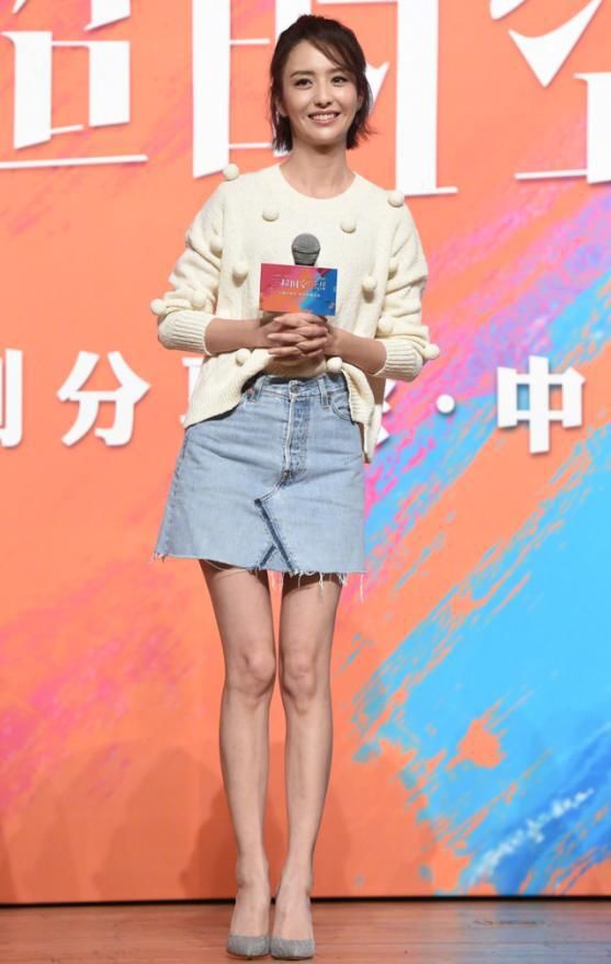 佟丽娅真是太可爱太保守了，那么性感的一件裙子她把开衩缝起来穿