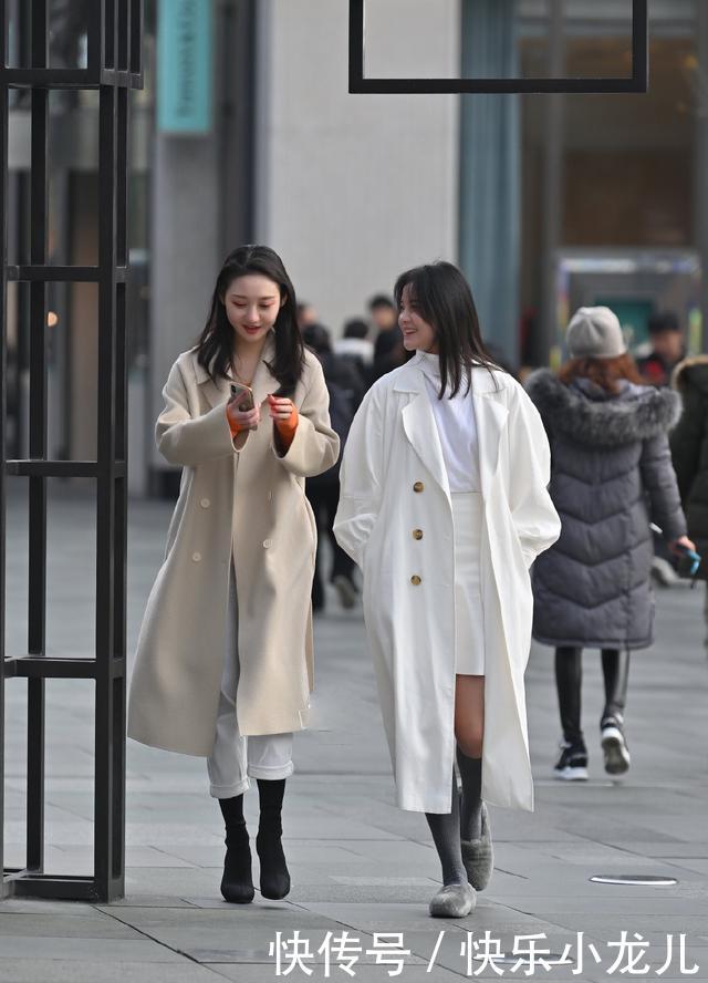 『搭配出街』街拍:优雅女人的气质和品味,尽在一件长款羊绒风衣,温暖有气势