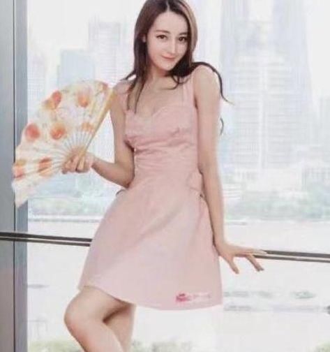 关晓彤和热巴同穿粉色裙子，关晓彤被秒杀，和热巴撞衫没好下场