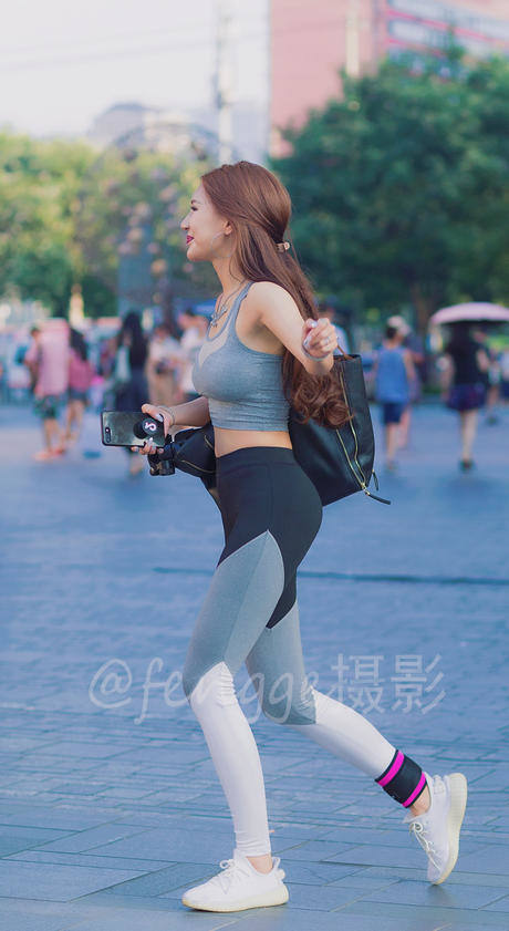 街拍: 穿紧身瑜伽裤的小美女, 身材真棒, 好像还是个小明星呢
