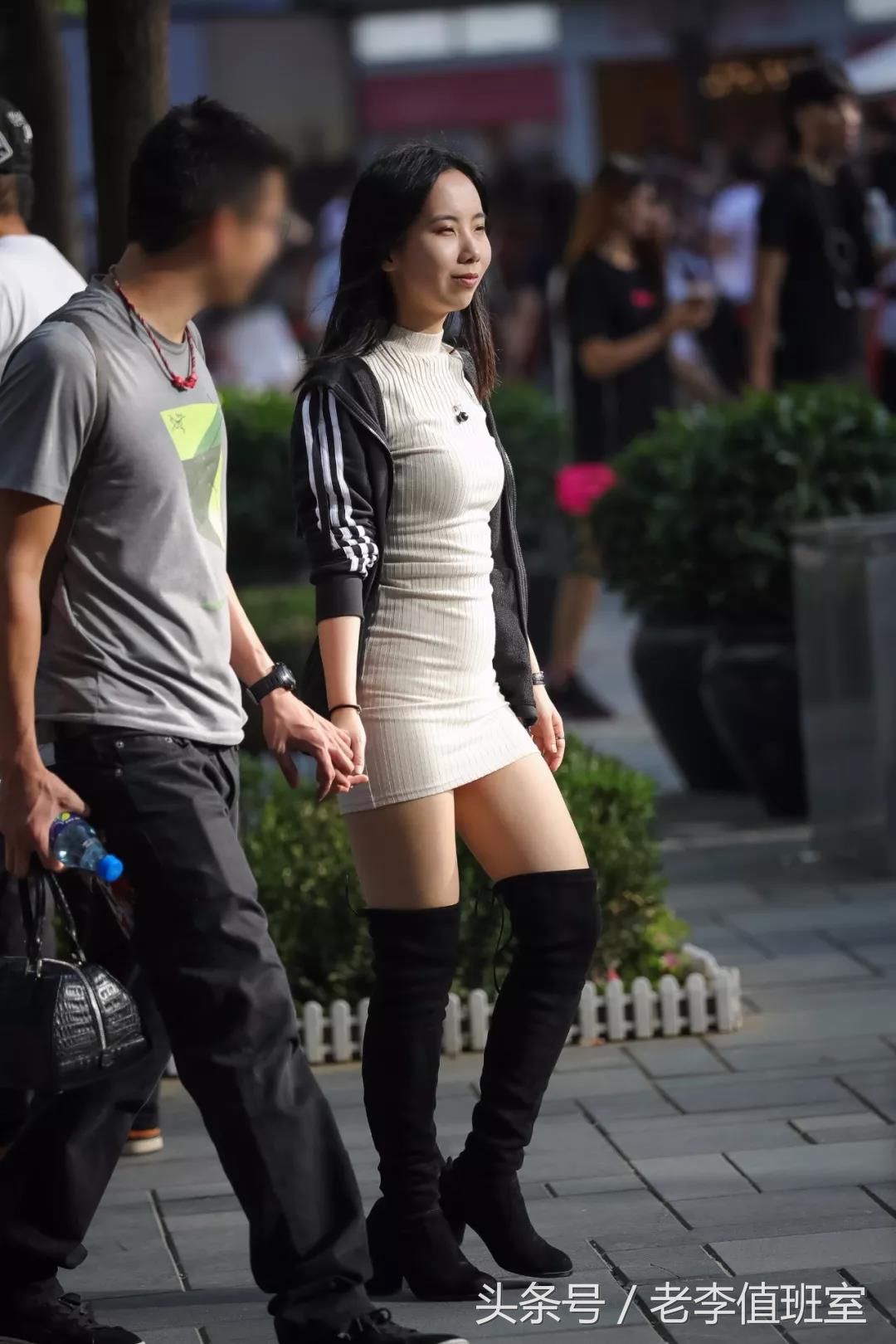 街拍:轻盈步伐姗姗而来身材丰满体态风韵的性感翘臀美女