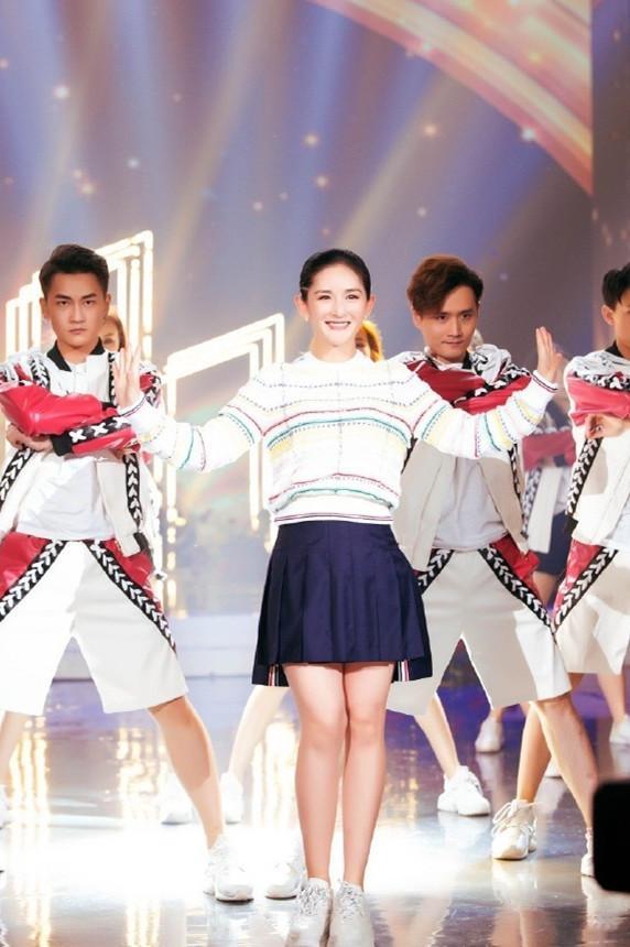 谢娜现身机场，穿大妈同款深色碎花裙，有种女神归来的感觉