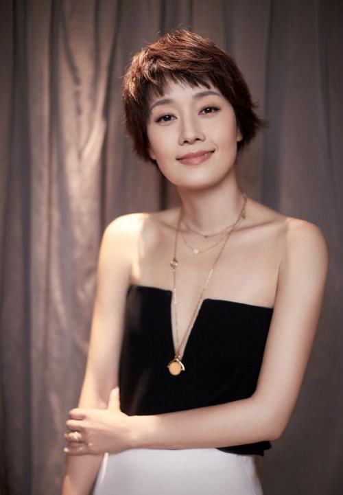 女人:马伊琍美得很高调,抹胸长裙搭配干练短发,不愧是见过风浪的女人