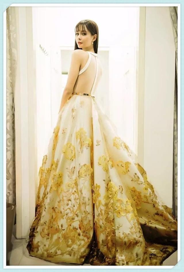 沈梦辰不过穿了件百褶裙，不仅网红脸没了，就连初恋气息也出来了