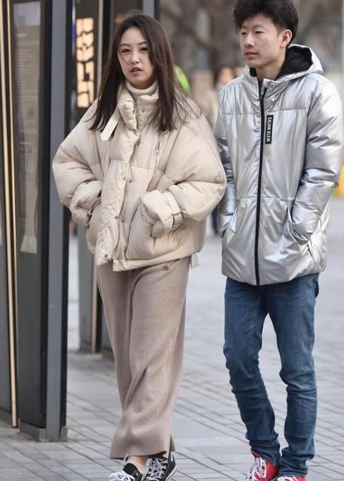  #毛绒#街拍：皮肤白皙的美女，一件白色毛绒外套配百褶裙，时尚气质高雅