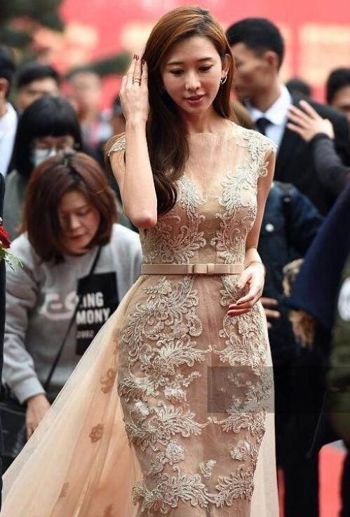 林志玲穿裸裙,马伊琍穿裸裙,网友:终于知道轻佻和清丽的区别!