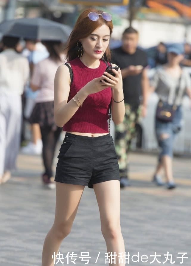 # 针织#简单舒适，彰显时尚辣妈的气质美，暗红色针织背心搭配黑色短裤