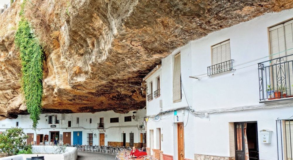 被巨石压了600多年的小镇，房屋都没有屋顶，下雨天也不用打伞