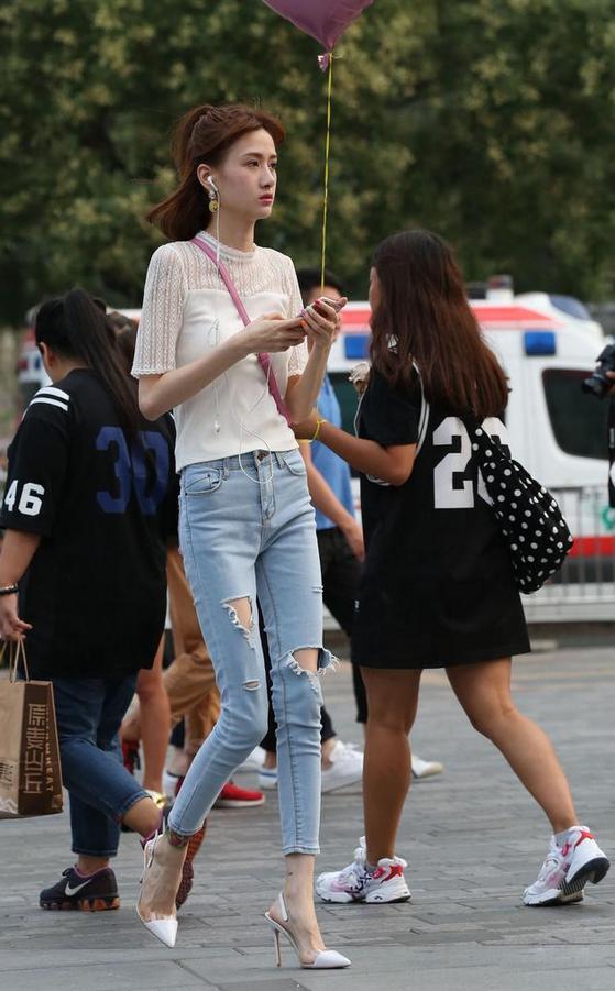 高跟鞋美拍：透明白色拼接高跟鞋，穿上使足弓和脚背更显曲线优美