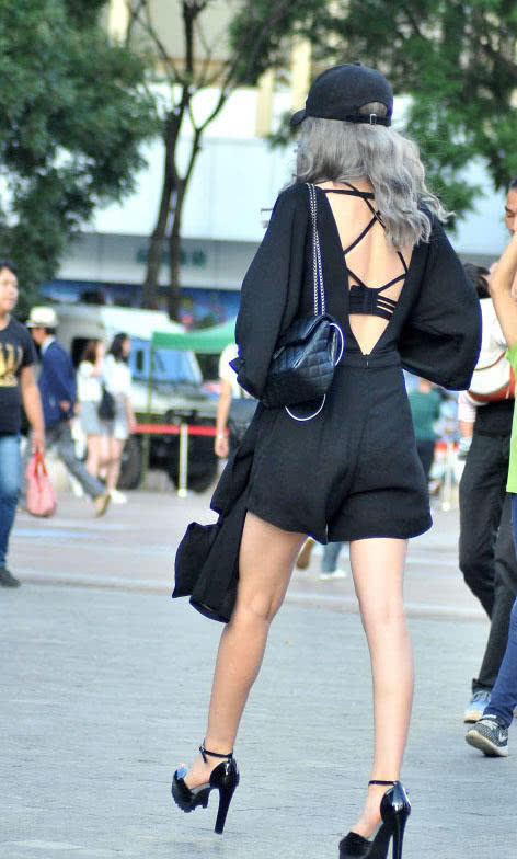 气质御姐后背深V开叉露出迷人香背，皮肤白皙水嫩好迷人