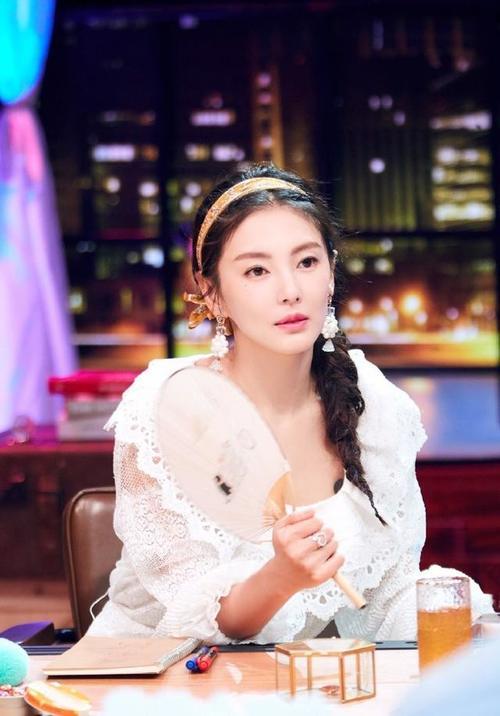 张雨绮可攻可甜，白色礼裙格纹西装统统hold住，网友：仙女本仙！