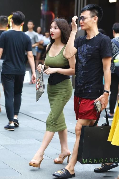 小姐姐穿吊带紧身连衣裙,腰间黑色腰带勒的真紧啊!不难受吗?