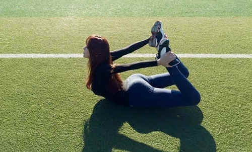 丰满又精致的打底裤小姐姐，秀丽迷人，S形曲线很吸引人！