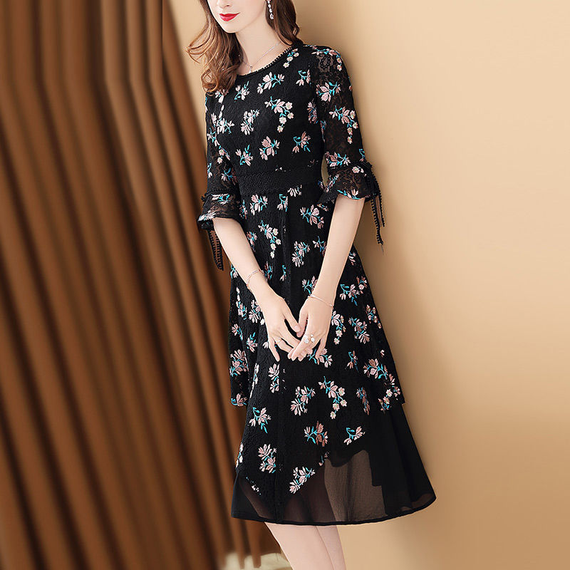 女人过了35，尽量少穿小脚裤出门，试试时髦的秋裙，洋气嫩美爆