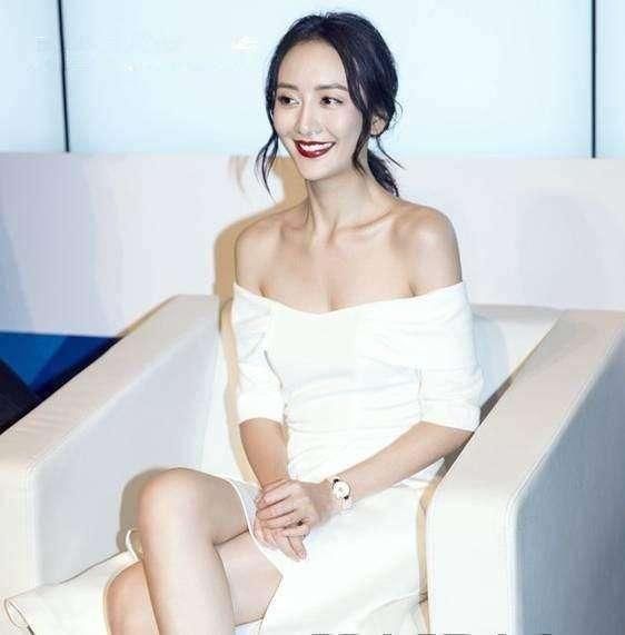 王鸥真空上阵玩性感却被衣袖抢镜，网友：讲真，袖套是败笔！