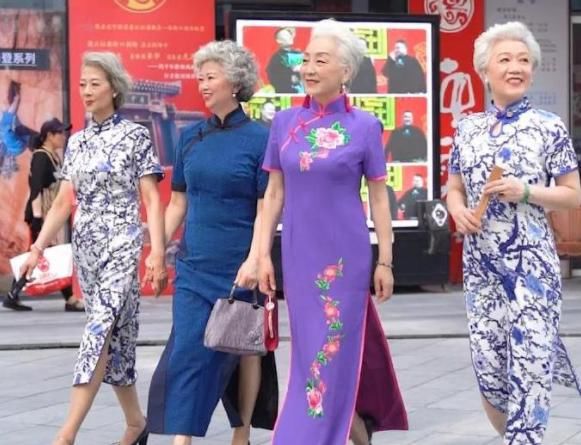  「老奶奶」这群坐拥百万粉丝的老奶奶，用日常穿搭来示范，女人也能精致到老