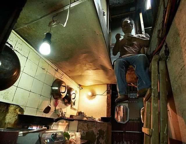  『穷人』现实中的香港：穷人睡猪笼，住垃圾堆；富人使劲吸血！