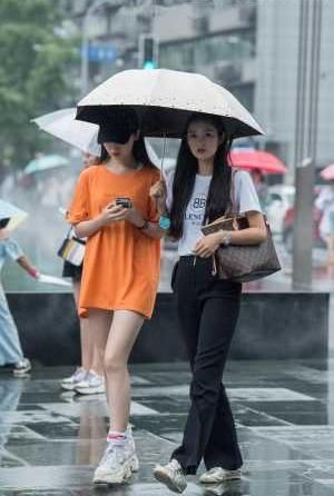  『张扬』路人街拍，美女很靓丽，穿红色的露腰T恤，个性张扬