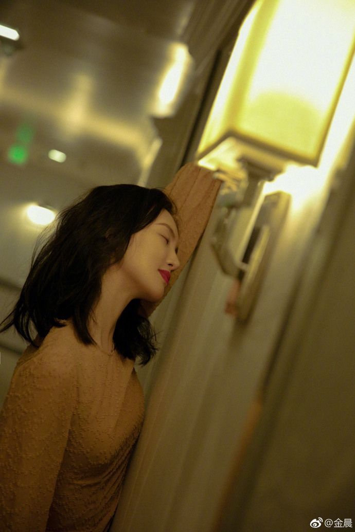 金晨穿优雅妖娆长裙秀小性感 玲珑身姿若隐若现